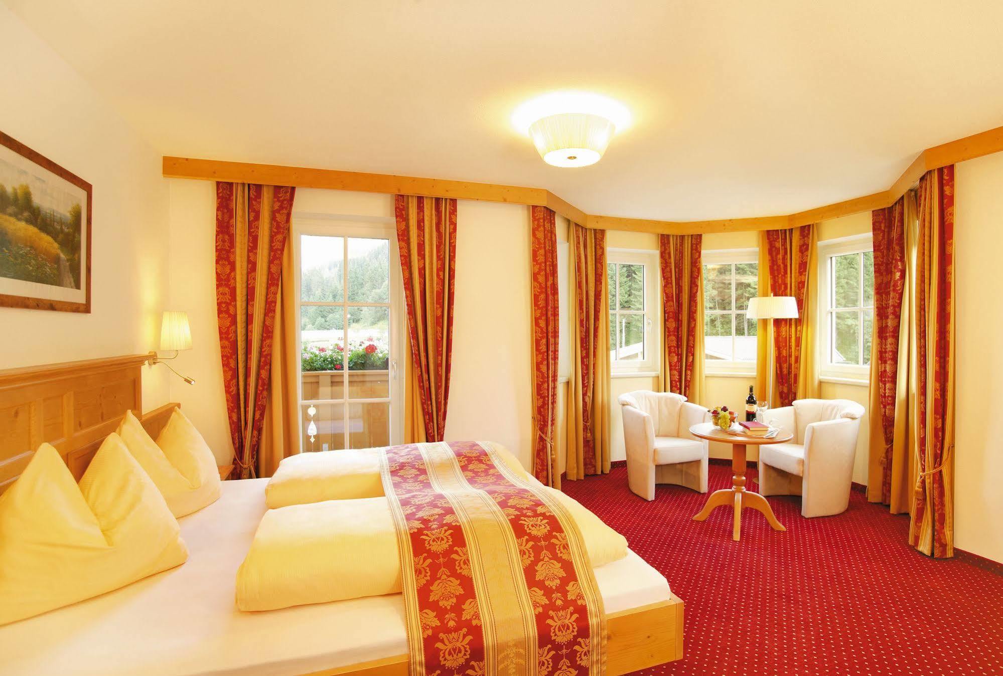Alpenherz Hotel Garni Герлос Екстериор снимка